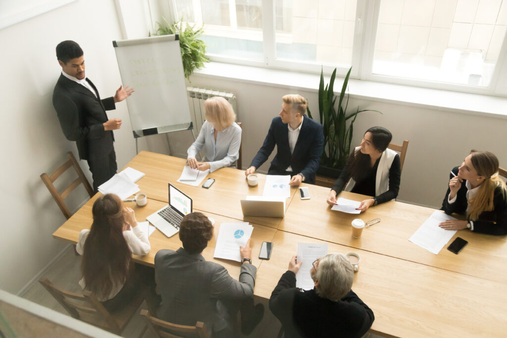 Equipo de trabajo de Kompras en sesión de capacitación